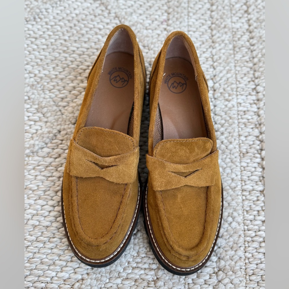 This is a pair of White Mountain Gunner women's lug sole loafers size 8 - Picture 4 of 9